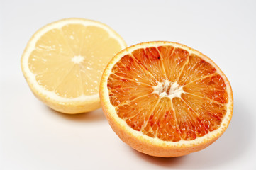 Halbe Zitrone und Orange