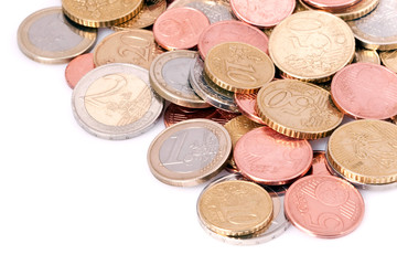 Pièces de monnaie d'euro sur fond blanc