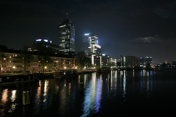 Fototapeta na wymiar Kanał Amsterdam nocą - Wschodnia Watergraafsmeer