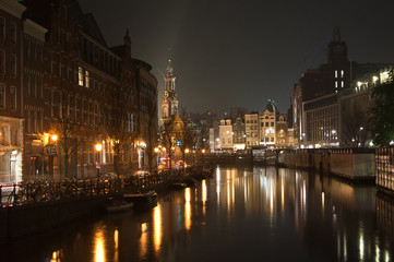 Fototapeta na wymiar Amsterdam kanał w nocy i Westerkerk