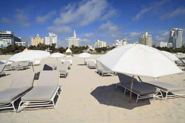 Fototapeta na wymiar South Beach Chairs salon i parasole