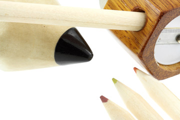 matériel de coloriage, crayons, taille-crayons, fond blanc