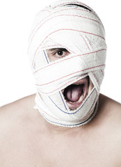 jeune homme bandé cri de douleur