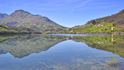 Fototapeta na wymiar Asturias odbicie w wodzie
