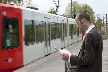 Mann auf dem Bahnsteig