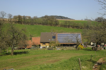 Fototapeta na wymiar Bauernhof mit Solarzellen