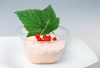 Red currant and milk yogurt