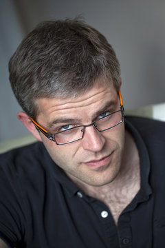 Jeune homme s&eacute;duisant avec paire de lunettes