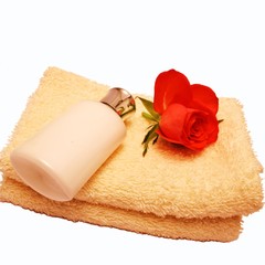 Duschgel , Handtücher und Rosenblüte