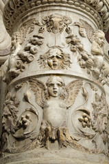 Bizarres Detail einer Säule in Venedig
