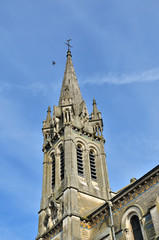 Fototapeta na wymiar Wieża kościoła św Etienne de Briare (45)