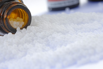 Homöopathie Globuli mit Arzneimittel Berg mit Streukügelchen