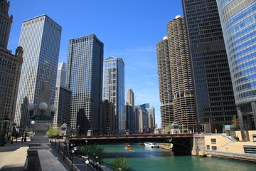 Fototapeta na wymiar Chicago River i Skyline