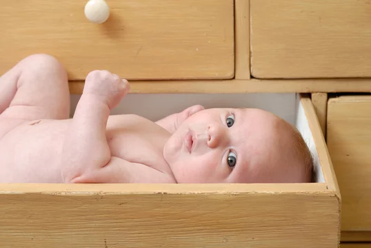 Bebe Couche Dans Un Tiroir D Un Vieux Meuble Stock Photo Adobe Stock