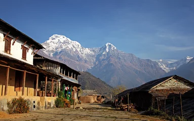 Fototapete Annapurna Abgelegenes Dorf in Nepal, eingebettet in die Annapurna-Berge