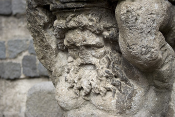 Fototapeta na wymiar gros plan sur bas relief de l'Odéon à Pompéi