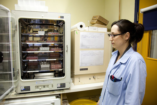 Femme en laboratoire