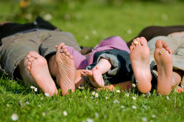 Un couple et leur bébé, en pleine sieste