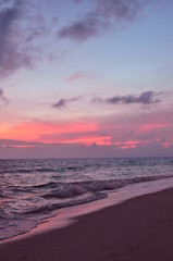 Fototapeta na wymiar tramonto in spiaggia domenicana
