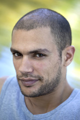 Obraz premium Portrait d'un beau jeune homme séduisant