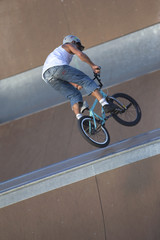Roller, bike et skate au skate-park