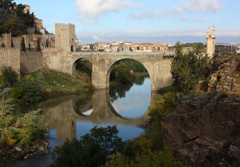 Fototapeta na wymiar Zobacz Alcantara Bridge, Toledo