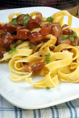 Bandnudeln mit Wurstsalat