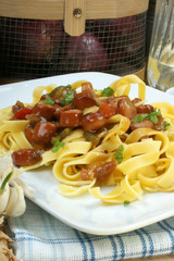 Bandnudeln mit Wurstsalat