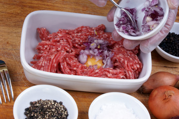 hausgemachter Tatar wird hergestellt