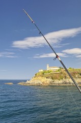 Fototapeta na wymiar Faro de Cudillero,pescando