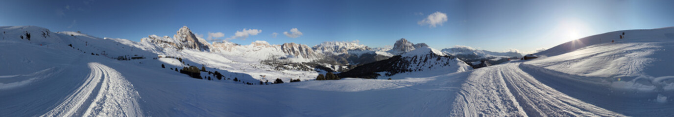 Fototapeta na wymiar Panorama Skipisten gdzie Dolomity