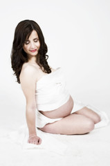 Fototapeta na wymiar Schwangere Frau fühlt ihr Baby
