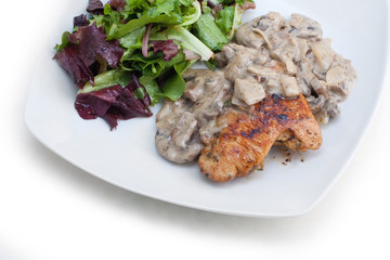 Mariniertes Huhn mit Weißwein-Champignon Soße und grünem Salat