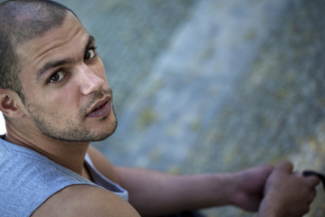Beau jeune homme séduisant et détendu