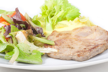 Mariniertes Schwein mit Curry-Sellerie Gemüse und Salat