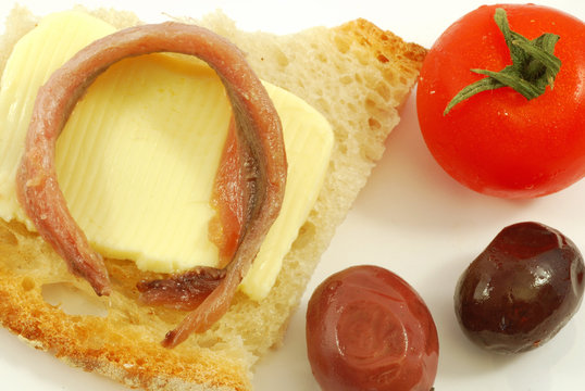Bruschetta burro acciughe pomodoro e olive