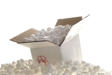 Karton mit Styroporchips vor Weiss