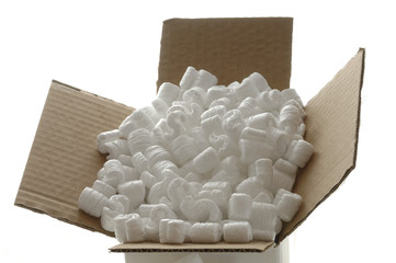 Karton mit Styroporchips vor Weiss