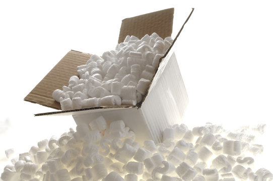 Karton mit Styroporchips vor Weiss