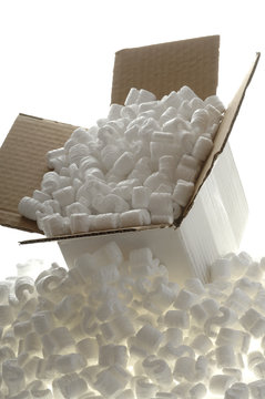 Karton mit Styroporchips vor Weiss