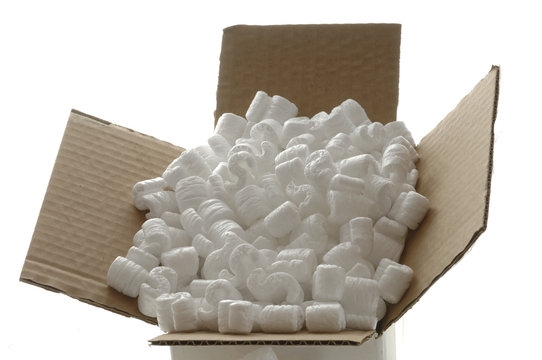 Karton mit Styroporchips vor Weiss