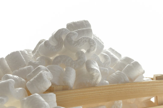 Holzkiste mit Styroporchips vor Weiss