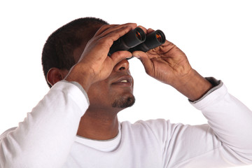 Mann schaut durch Fernglas