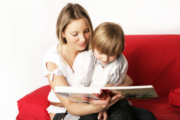 junge Mutter liest Ihrem Sohn vor