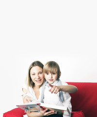 junge Mutter liest Ihrem Sohn vor