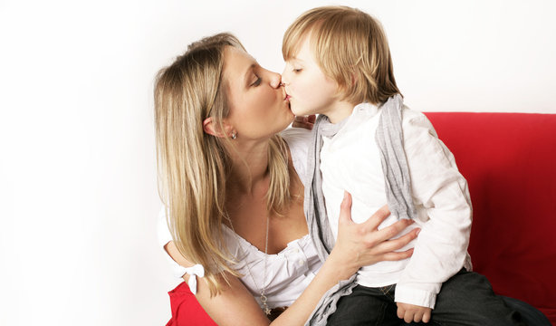 Mutter k&uuml;sst Ihren Sohn