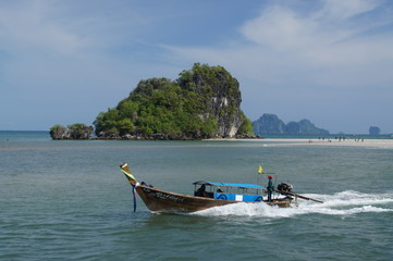 Longtailboote in Fahrt auf Ao Nang auf Krabi
