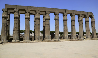 Fototapeta na wymiar Columnas en el desierto