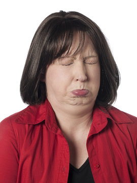 visage de femme grima&ccedil;ant bouffie