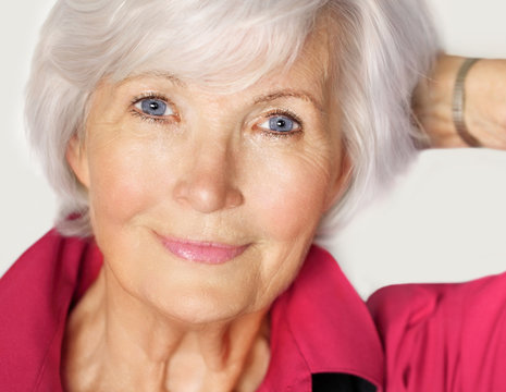 Sch&ouml;ne entspannte Seniorin II